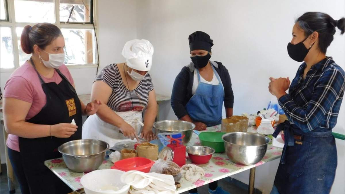 Taller de Pastelería Artesanal realizado en Moquehue. Fuente: (Twitter)
