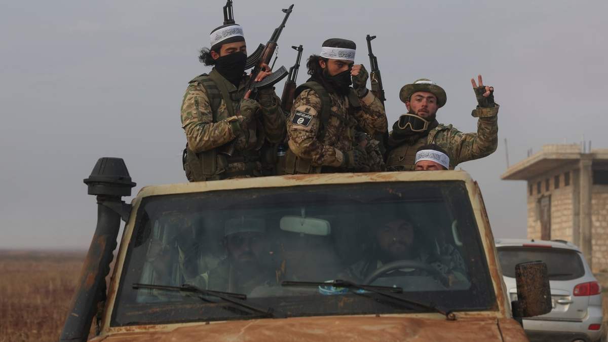 Combatientes de la oposición avanzan en una camioneta el viernes 29 de noviembre de 2024, en Talhiya, provincia de Idlib, Siria