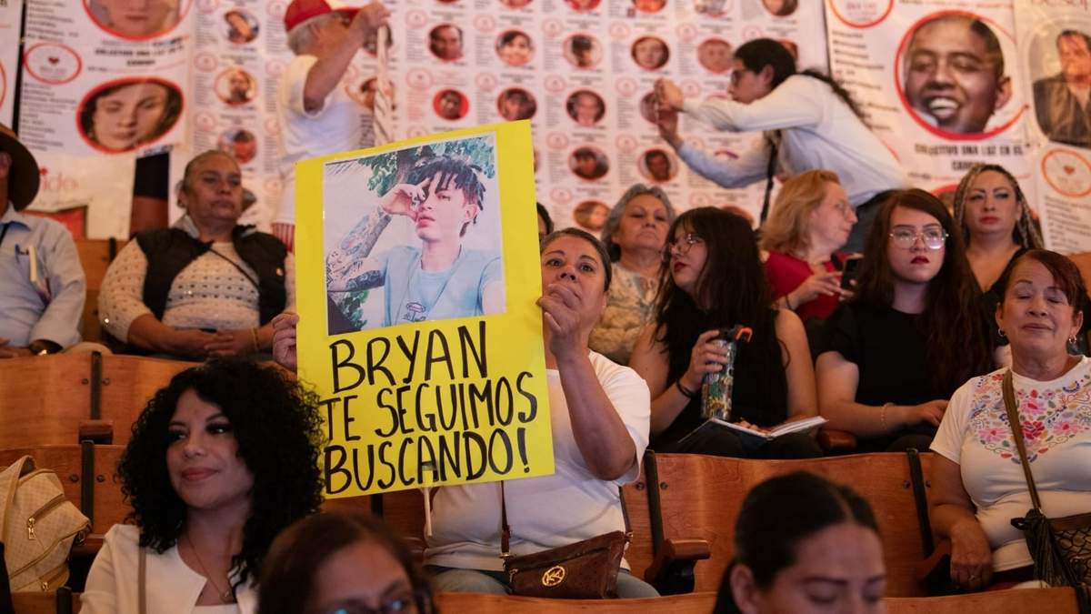 Protesta contra desaparecidos frente a la jefa de gobierno, Clara Brugada