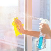 Con solo 3 ingredientes, el limpiador infalible que tenés que preparar para no dejar huellas en los vidrios o espejos