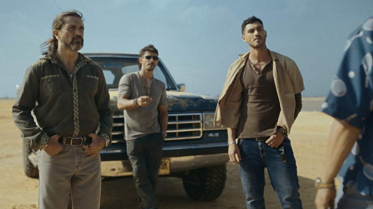 Juanes, de izquierda a derecha, Alberto Guerra y Alejandro Speitzer en una escena de "Pimpinero: Sangre y Gasolina"