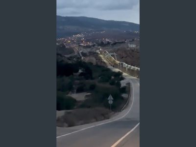 Migrante cruza la valla fronteriza entre Marruecos y España volando en parapente