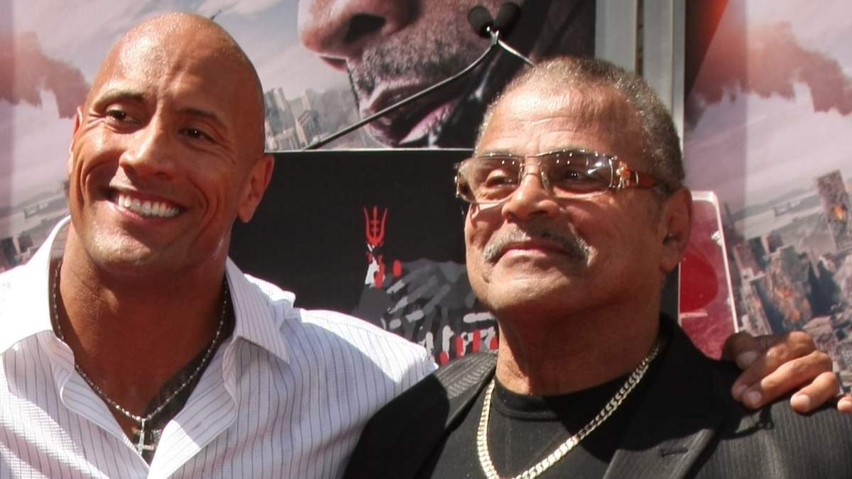 Dwayne Johnson y Rocky Johnson. Fuente: (Twitter)
