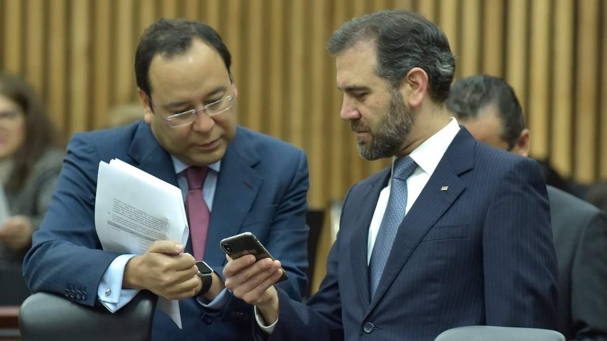 Los consejeros electorales del INE Ciro Murayama y Lorenzo Córdova
