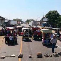 Afectados de escuelas dañadas por el sismo bloquean puente fronterizo en Chiapas