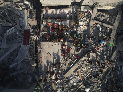 Palestinos hacen fila para comprar comida mientras Israel apunta a una operación terrestre
