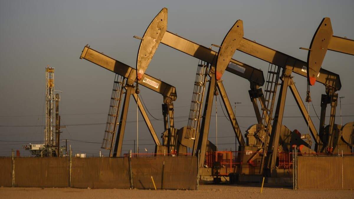 Varios caballetes operan cerca del lugar de donde se está perforando un nuevo pozo de gas y petróleo el viernes 8 de abril de 2022 en Midland, Texas. Exxon Mobil comprará Pioneer Natural Resources en un acuerdo enteramente en acciones valoradas en 59.500 millones de dólares, su adquisición más grande desde que compró Mobil hace dos décadas y que crea una enorme compañía de fracturación hidráulica en el oeste de Texas