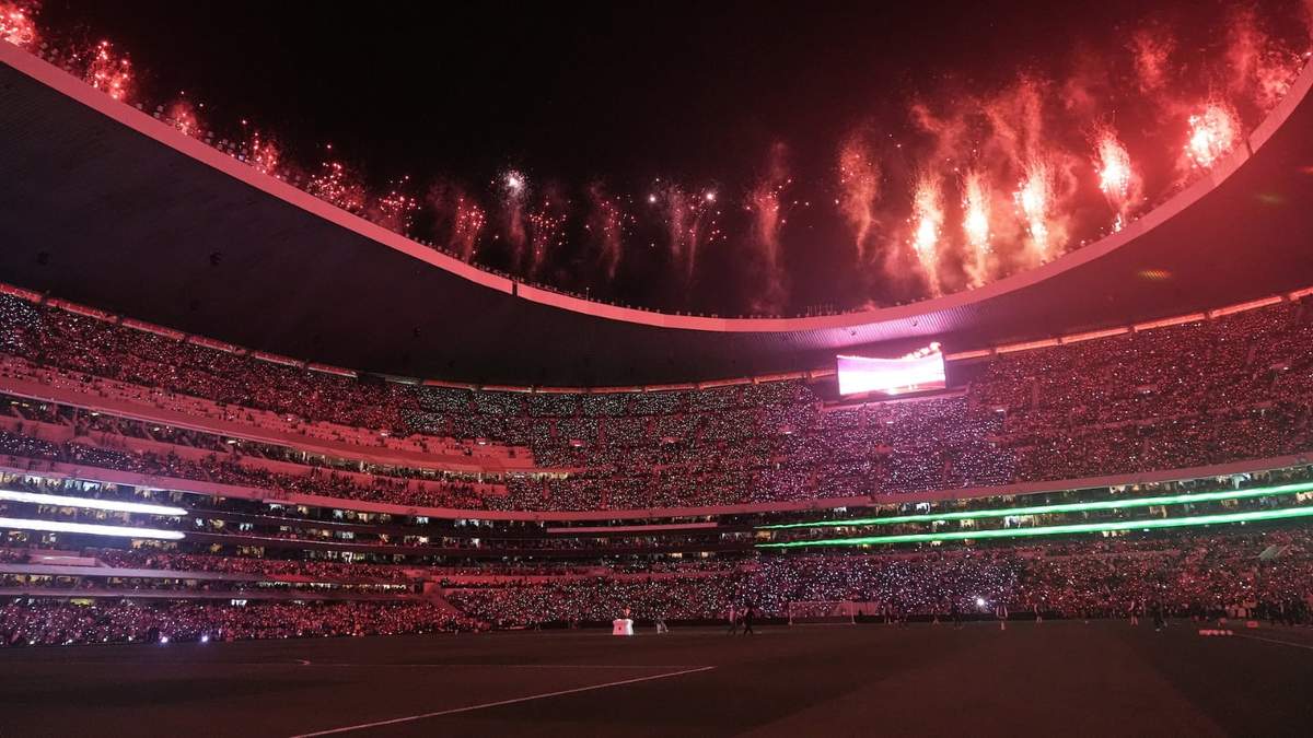 Despliegue de fuegos artificiales durante el descanso del partido amistoso entre México y Portugal en el estadio Banorte el 28 de marzo