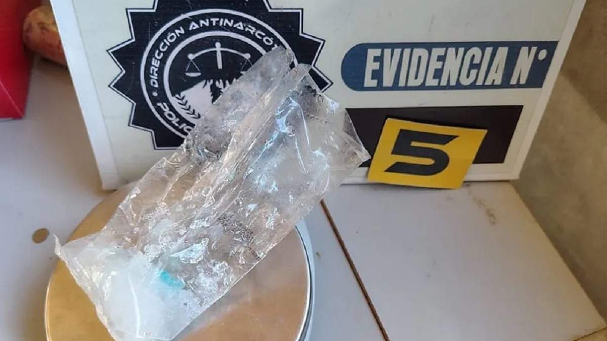 Llamó la atención el hallazgo de 60 gramos de cocaína líquida. Fuente: (Neuquén Informa)