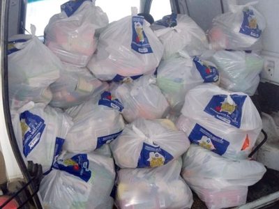 Villa Pehuenia: entrega de módulos alimentarios y cuadernillos a estudiantes