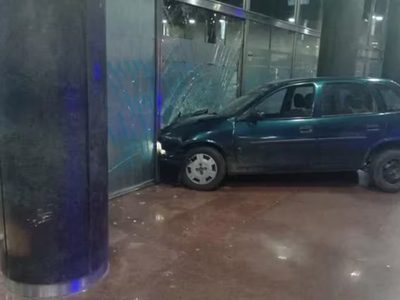 Rosario: un hombre estrelló su auto contra el frente del Banco Nación porque no le otorgaron un crédito