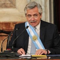 Fernández adelantó que "evaluará" la derogación del decreto que permite expulsar extranjeros