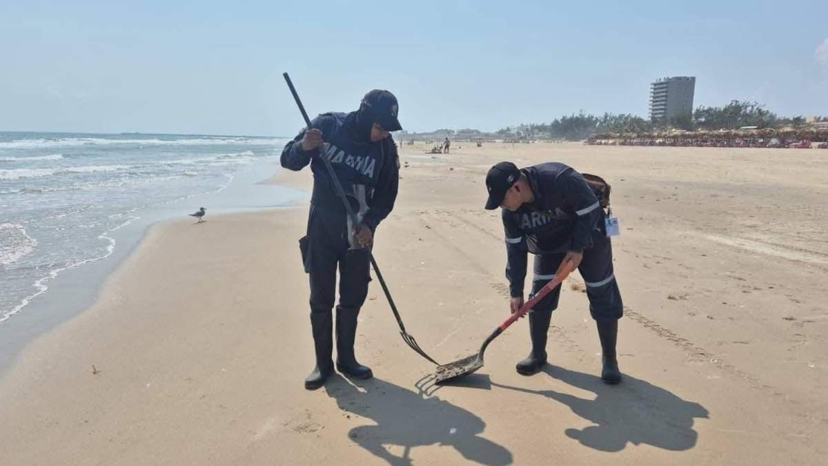 Personal de la Marina limpiaron los restos de hidrocarburo