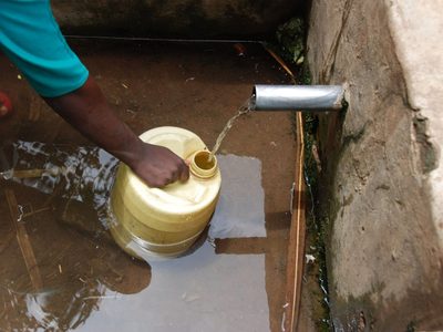Vecinos encontraron gusanos en el agua potable del barrio Toma 7 de mayo
