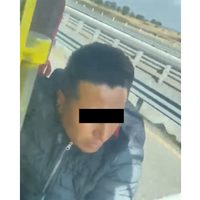 Chofer de tráiler escapa de asalto con un ladrón colgado de la puerta (Video)