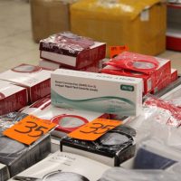 Decomisan pruebas rápidas de covid-19 ilegales en el Centro Histórico de la CDMX