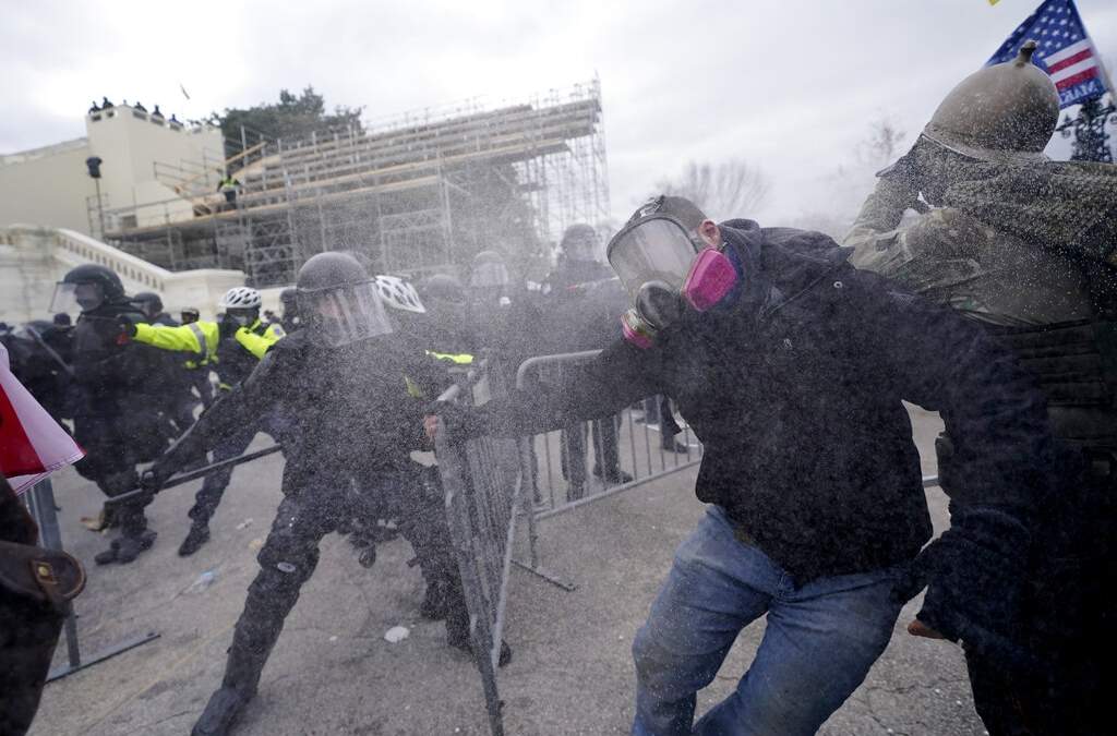 Manifestantes se enfrentan con la policía de Washington afuera del Capitolio.