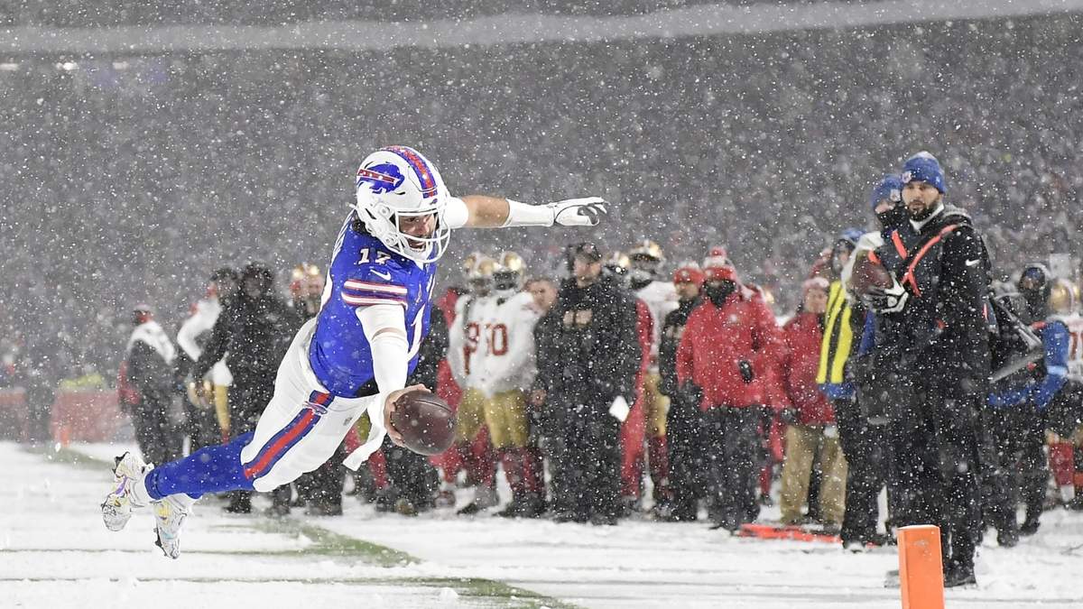El quarterback de los Bills de Buffalo Josh Allen se lanza en la zona de anotación para anotar en el encuentro ante los 49ers