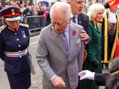 Detienen a un hombre por arrojar huevos al rey Carlos III (Video)