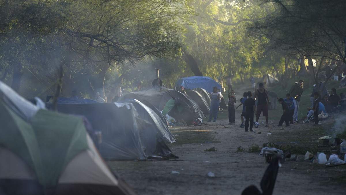 Migrantes venezolanos juegan fútbol en un campamento improvisado en la orilla de un río en la ciudad de Matamoros, México, fronteriza con Estados Unidos