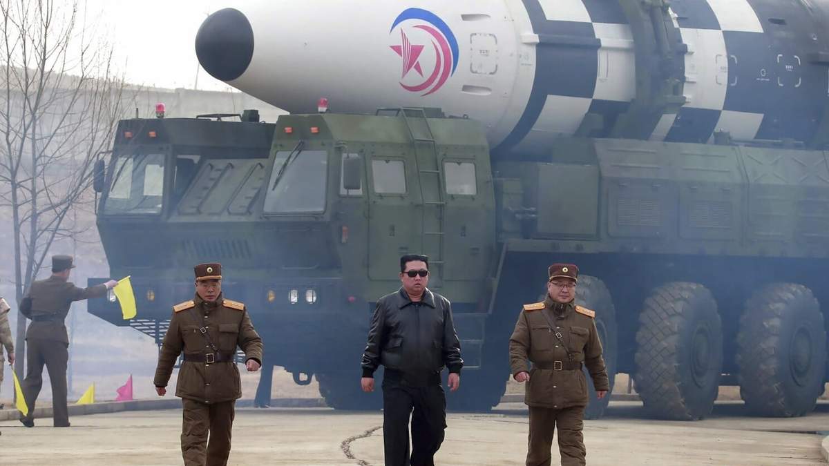 ARCHIVO - En esta imagen publicada por el gobierno norcoreano, el líder de Corea del Norte, Kim Jong Un, en el centro, camina cerca de lo que describe como un misil balístico intercontinental (MBIC) Hwasong-17 en su vehículo de lanzamiento en un lugar no revelado de Corea del Norte, el 24 de marzo de 2022. Los periodistas independientes no tuvieron acceso al evento mostrado en esta imagen distribuida por el gobierno norcoreano. El contenido se reproduce como se recibió y no puede verificarse de forma independiente. La marca de agua es de KCNA, la Agencia Central de Noticias de Corea