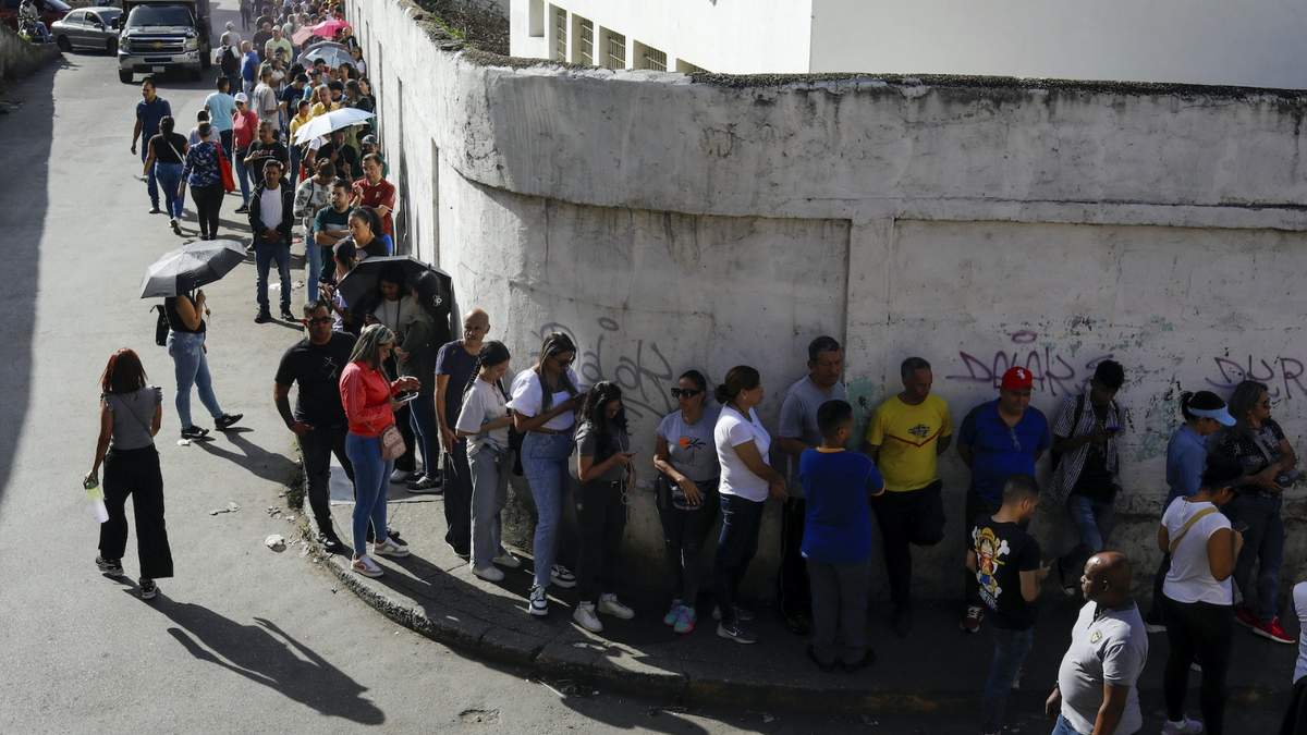 Venezolanos hacen fila afuera de un centro de votación durante la elección presidencial en Caracas