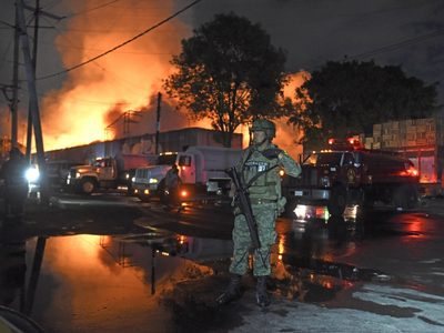 Reubican a la mitad de locatarios afectados por el incendio en la Central de Abasto