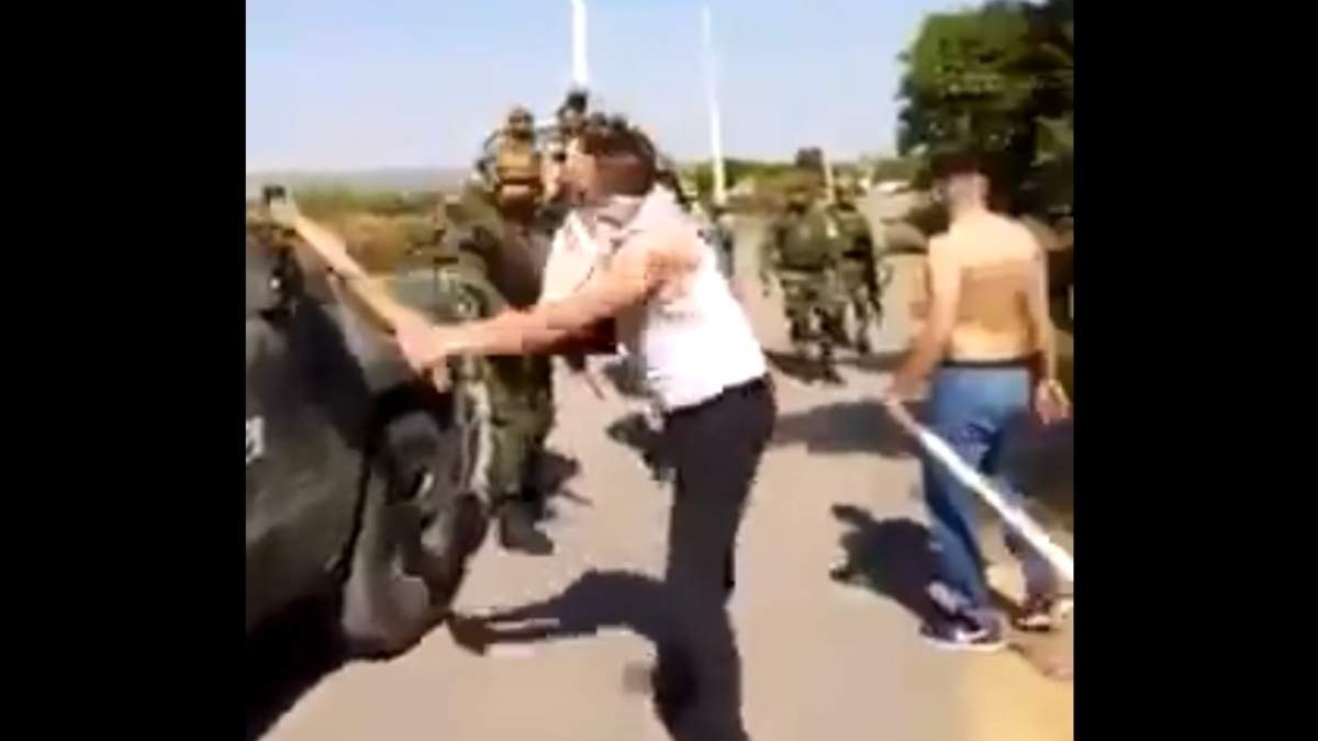 En el video se ve a varios sujetos agrediendo a los soldados