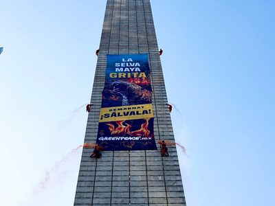 Greenpeace coloca pancarta en la Estela de Luz contra la deforestación en la Selva Maya