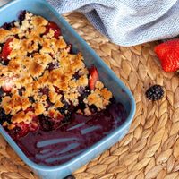 Aprovechá que están baratas para preparar este crumble de frutillas digno de un verdadero chef profesional