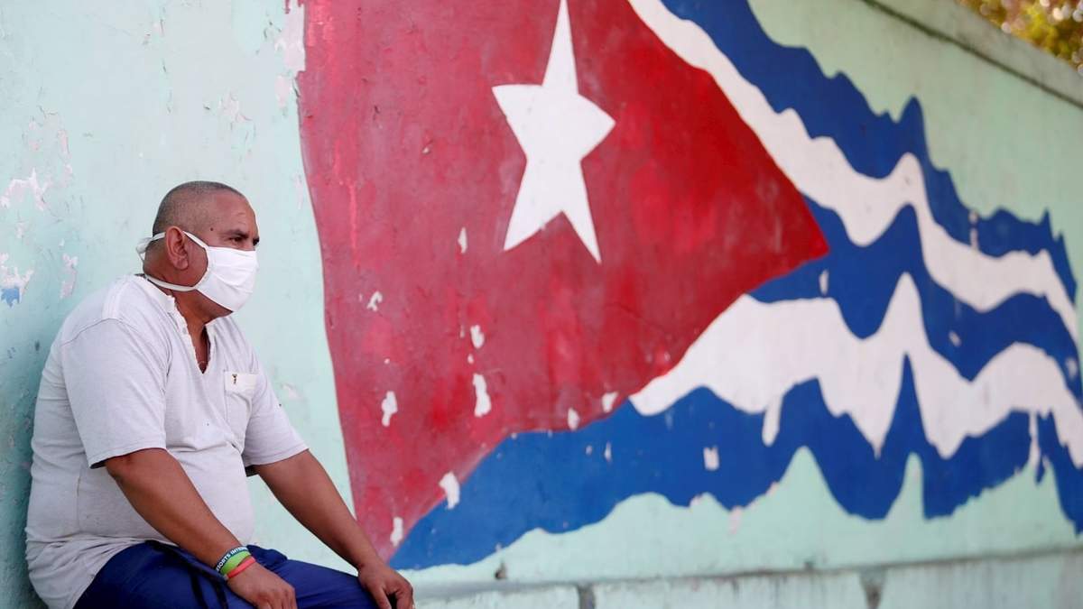 Un hombre porta una mascarilla sanitaria en La Habana, Cuba. Fuente: (Twitter)
