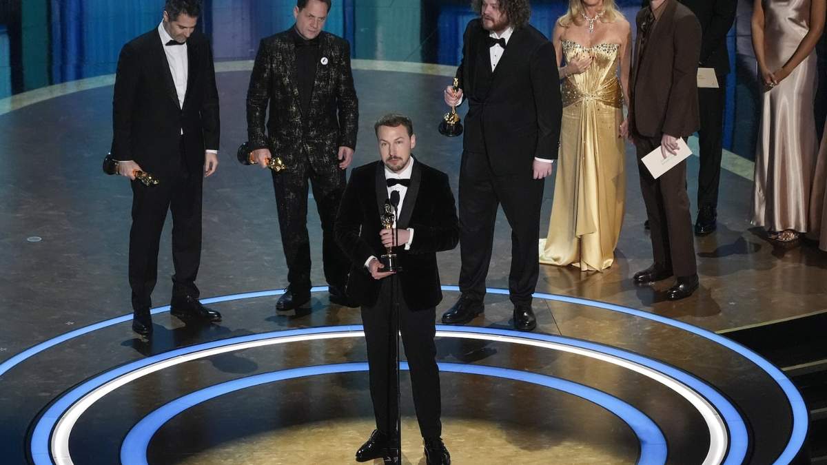 El director Gints Zilbalodis recibe el premio a la mejor película de animación por "Flow"