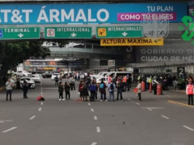 Padres de niños con cáncer bloquean acceso al AICM para exigir medicamentos