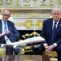 Trump prefiere un gobierno moderado en Irán a "otro lunático"