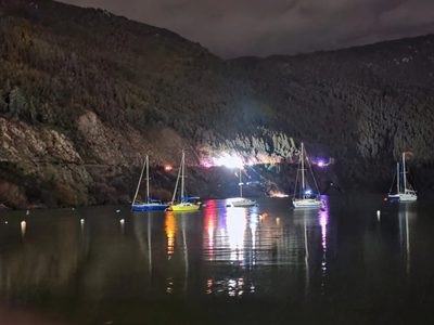 Un hombre a bordo de una camioneta perdió el control, cayó por una ladera y está gravemente herido