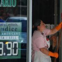 Peso rompe racha negativa, pero sigue el riesgo de depreciación