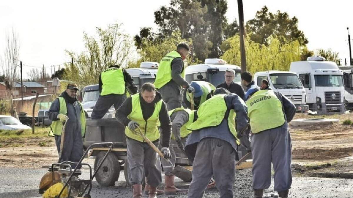 Trabajos de bacheo de calles en plaza Huincul. Fuente: (La Puebla)