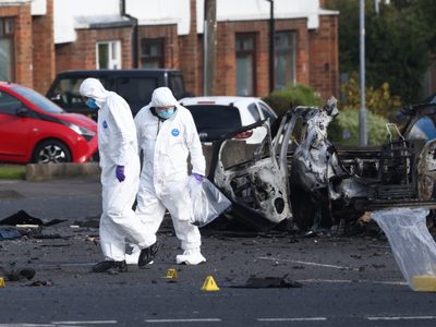 Estalla coche bomba fuera de comisaría de policía en Irlanda del Norte