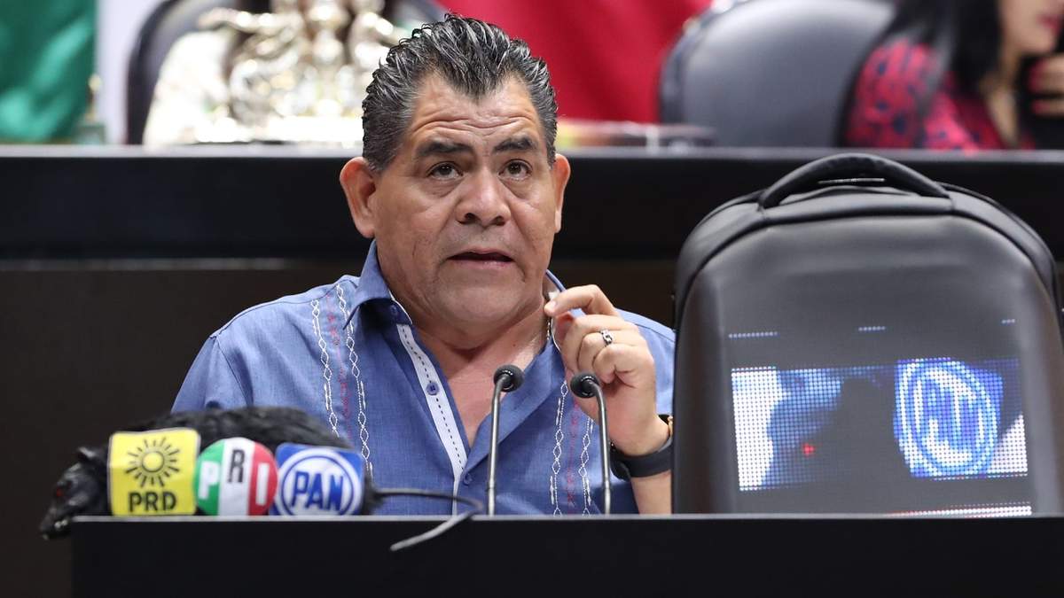 Armando Reyes Ledesma llevó una rata de juguete a la tribuna