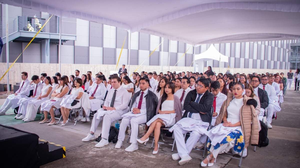 Alumnos de la segunda generación de la Licenciatura en Medicina General y Comunitaria en su ceremonia de "imposición de batas"