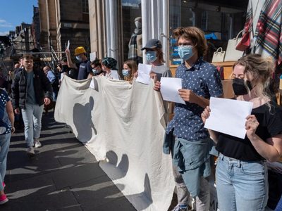 Por qué los carteles en blanco se convirtieron en un símbolo de protesta en el Reino Unido