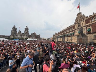 BTS reúne a unas 20 mil personas en el zócalo de la CDMX