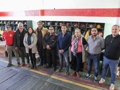 Marcos Koopmann entregó equipamiento a bomberos de cinco localidades neuquinas