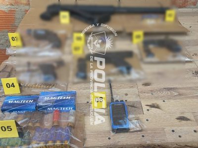 Encontraron un arsenal en una vivienda de la Toma Pacífica y detuvieron a dos hombres