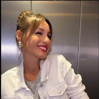 Pampita tiene el jean más cómodo para viajar: mirá cómo combinarlo con un estilo único