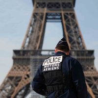 Detiene a un hombre tras escalar la Torre Eiffel y saltar en paracaídas