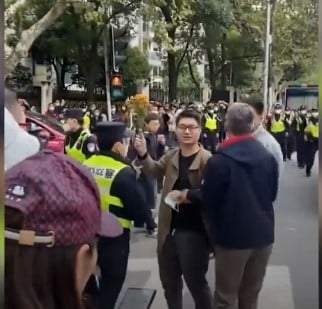 manifestantes protestan en China contra la política