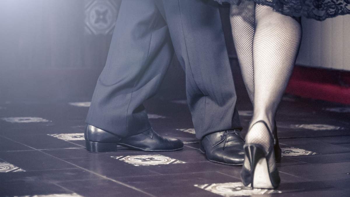Una pareja baila tango. Fuente: (Twitter)