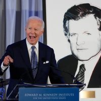 Biden advierte sobre días oscuros para EU e insta a población a mantener optimismo