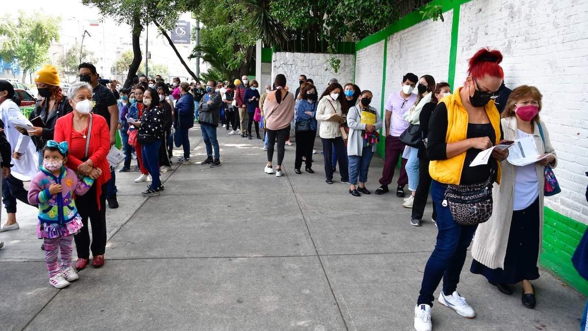 Fila para vacunarse contra covid-19